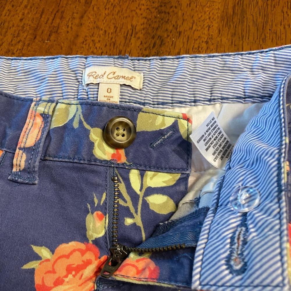 Red camel floral shorts. Size 0. - Picture 7 of 9